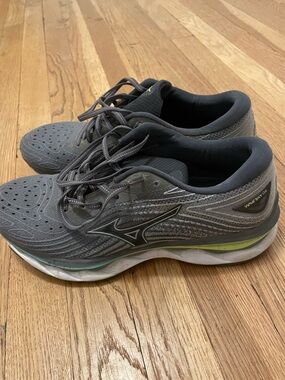 Mizuno Wave Sky 6 Gray Running Shoes size 9